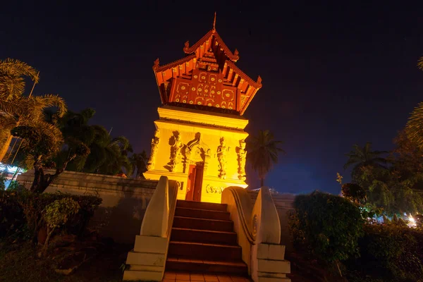 Vista nocturna templo budista —  Fotos de Stock