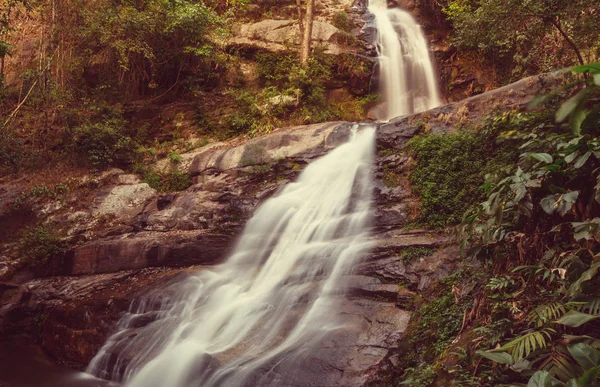 Hermosa cascada en la selva tropical — Foto de Stock