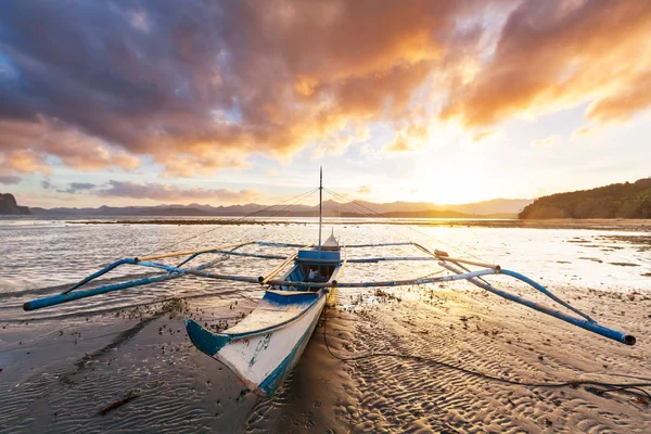 Традиційні Філіппінська човен — стокове фото