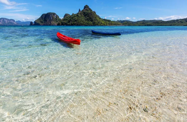 Kayak nella laguna dell'isola — Foto Stock