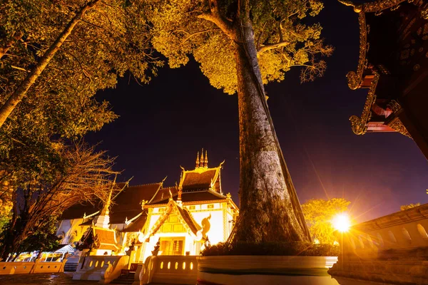 Vista nocturna templo budista — Foto de Stock