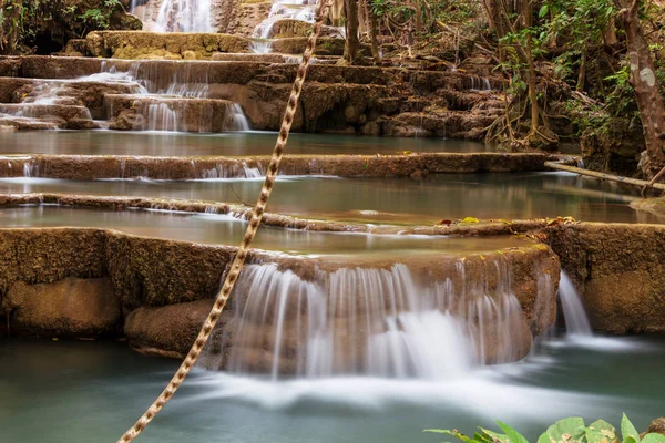 열 대 우림의 아름다운 폭포 — 스톡 사진