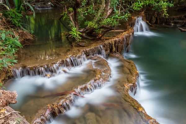 Schöner Wasserfall im Regenwald — Stockfoto