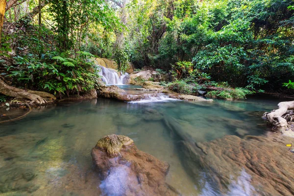 Hermosa cascada en la selva tropical —  Fotos de Stock