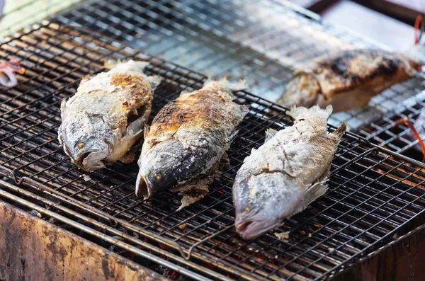 Grilling fish on campfire — Stock Photo, Image