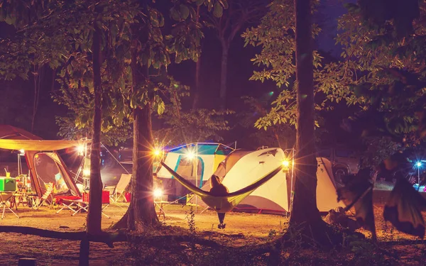 Increíble escena en camping nocturno —  Fotos de Stock
