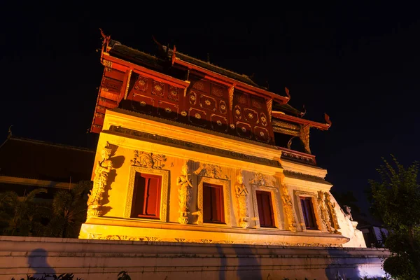 Nachtansicht buddhistischer Tempel — Stockfoto