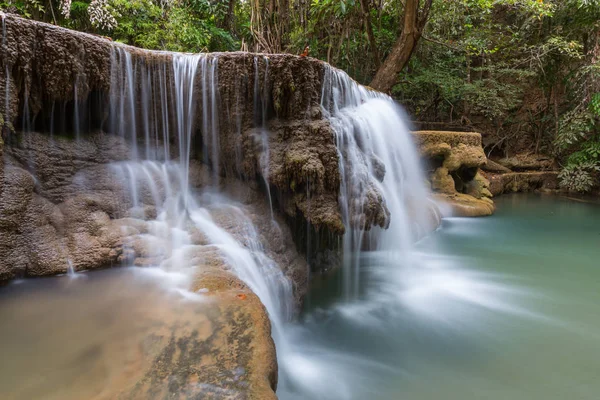 Hermosa cascada en la selva tropical — Foto de Stock