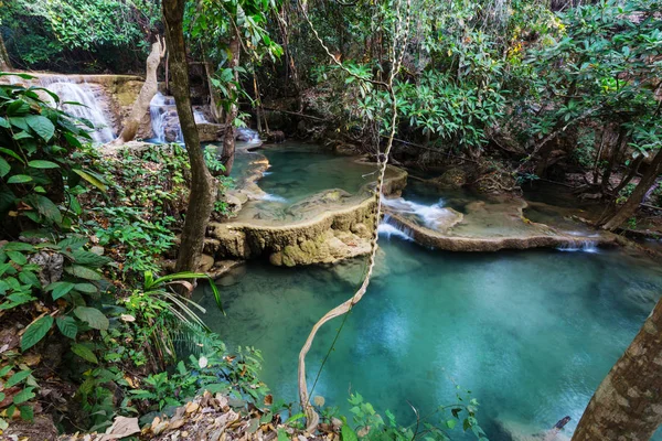 Hermosa cascada en la selva tropical —  Fotos de Stock