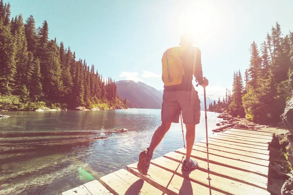 Escursionismo uomo nelle montagne canadesi . — Foto Stock