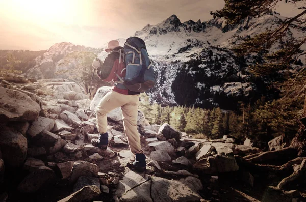 Backpacker adam dağlarda — Stok fotoğraf