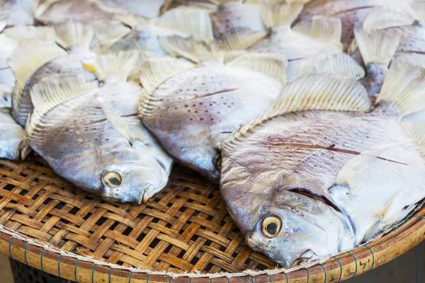 Primer plano del pescado en el mercado de pescado —  Fotos de Stock