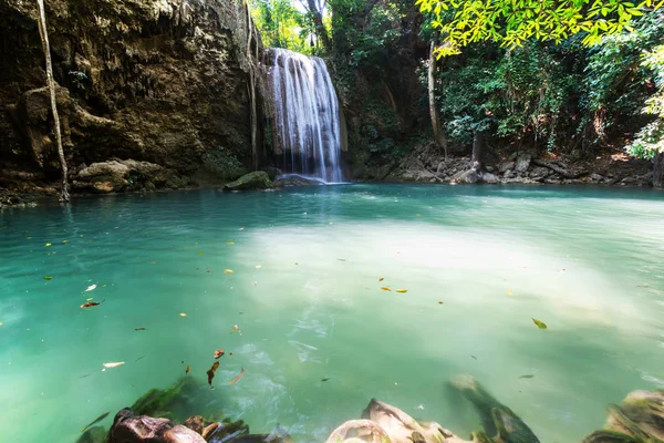 Bella cascata nella foresta pluviale — Foto Stock