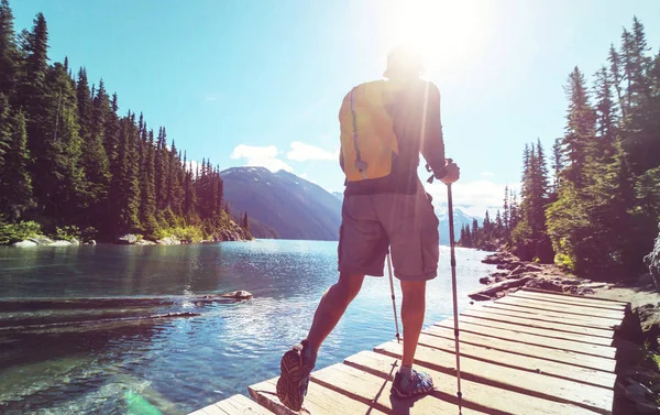 Escursionismo uomo nelle montagne canadesi — Foto Stock