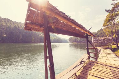 Sakin su ile pitoresk göl.