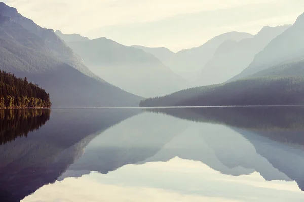 Krásné jezero Bowman s odrazem velkolepé hory — Stock fotografie