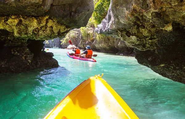 Kayak en la laguna de la isla entre montañas — Foto de Stock