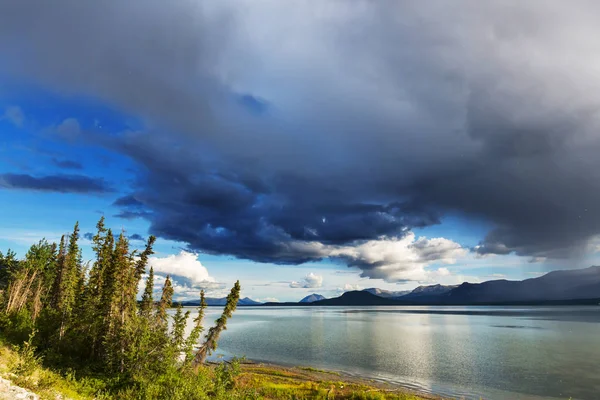 Serene jelenet a hegyi tó partján Kanadában — Stock Fotó