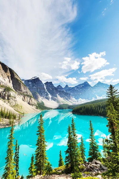 Wunderschönes türkisfarbenes Wasser des Moränensees — Stockfoto