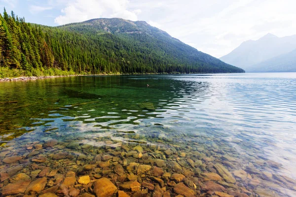 Serenity-tó a hegyek között — Stock Fotó