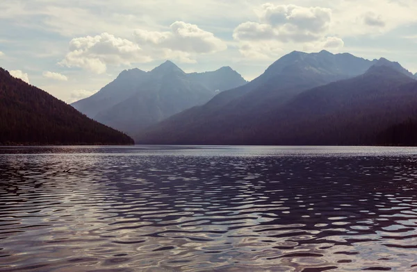 Lago da serenidade nas montanhas — Fotografia de Stock