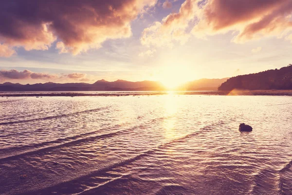 Scenico tramonto colorato sulla costa del mare — Foto Stock