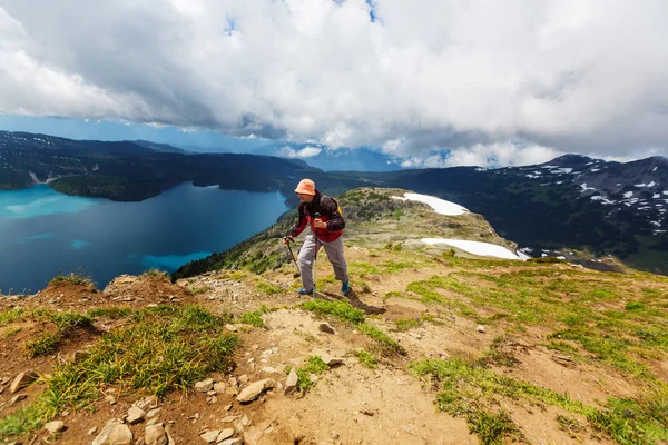 Escursionista sulle montagne dello Utah — Foto Stock