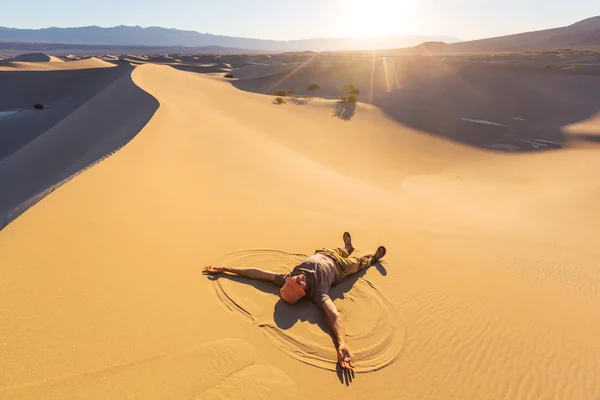 カリフォルニア州の砂丘の男 — ストック写真