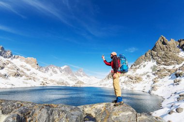 Uzun yürüyüşe çıkan kimse Sierra Nevada