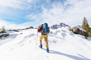 Uzun yürüyüşe çıkan kimse Sierra Nevada