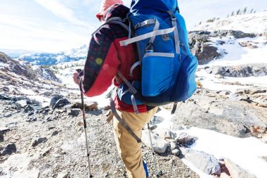 Uzun yürüyüşe çıkan kimse Sierra Nevada