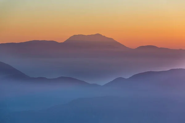 Silhueta montanhas ao pôr do sol — Fotografia de Stock