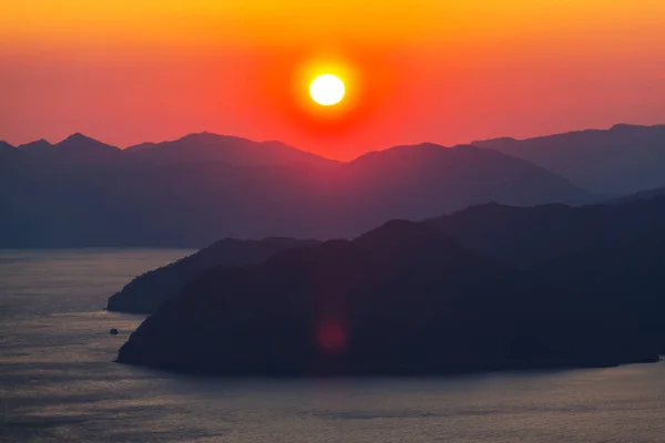 Deniz kıyısında manzara renkli gün batımı — Stok fotoğraf