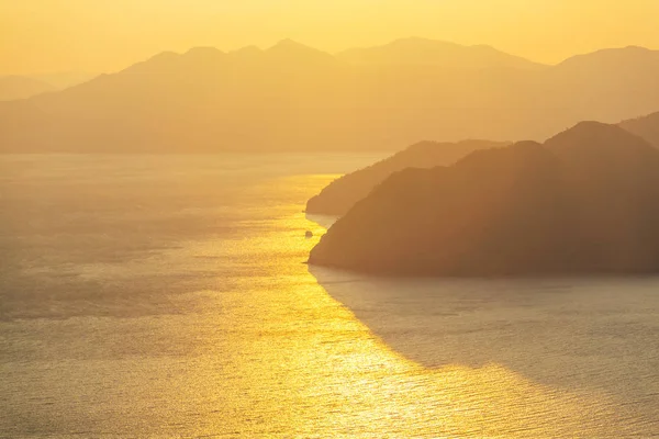 Natursköna färgglada solnedgången vid havskusten — Stockfoto