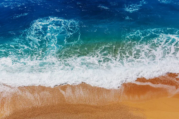 Голубая волна на пляже — стоковое фото
