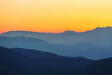 Dağlarda doğal günbatımı