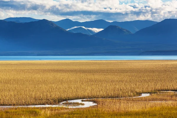 Scena serena presso il lago di montagna in Canada — Foto Stock