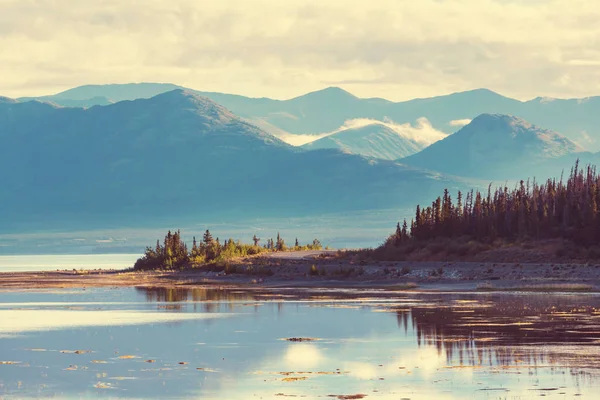 Scène sereine au bord du lac de montagne au Canada — Photo