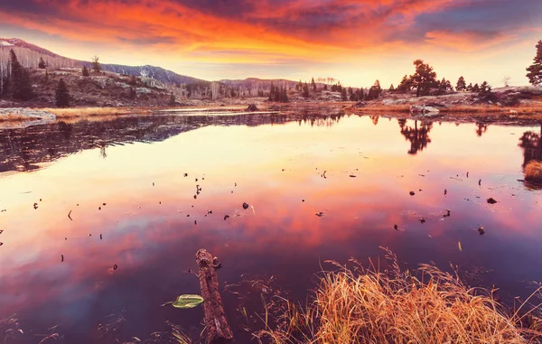 Solnedgången scen på sjön — Stockfoto