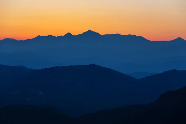 Μαγευτικό ηλιοβασίλεμα στα βουνά — Φωτογραφία Αρχείου