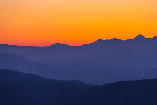 Pôr-do-sol nas montanhas — Fotografia de Stock