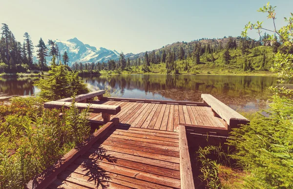 Manzara resim göl Dağı Shuksan yansıması ile — Stok fotoğraf