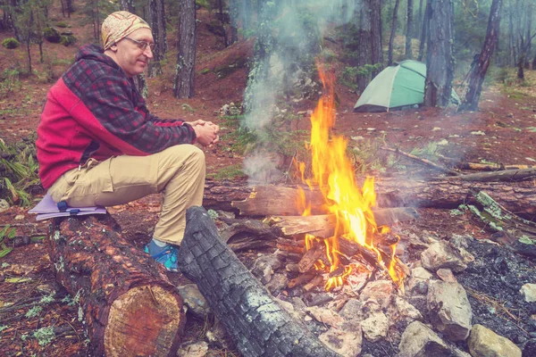 Man near Campfire — Stock Photo, Image