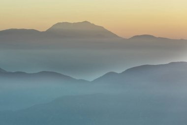 Gün batımında dağlar siluet