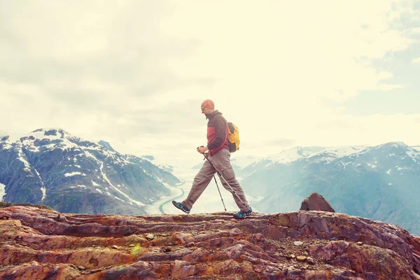 Homme de randonnée dans les montagnes canadiennes — Photo