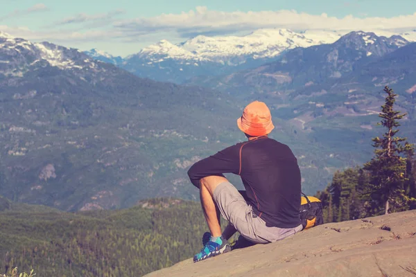 Wandelen man in Canadese mountains — Stockfoto