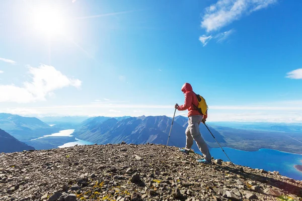 Escursionismo uomo nelle montagne canadesi — Foto Stock