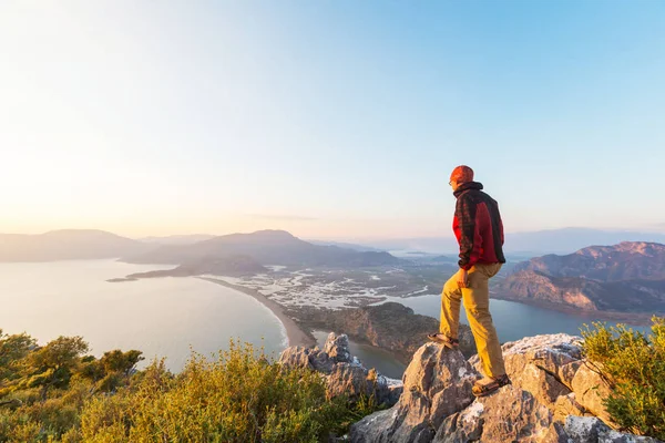 Man on the sheer cliff — Stock Photo, Image