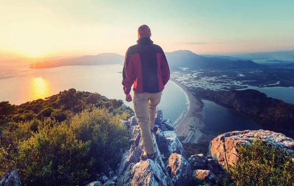 Man op de klif — Stockfoto