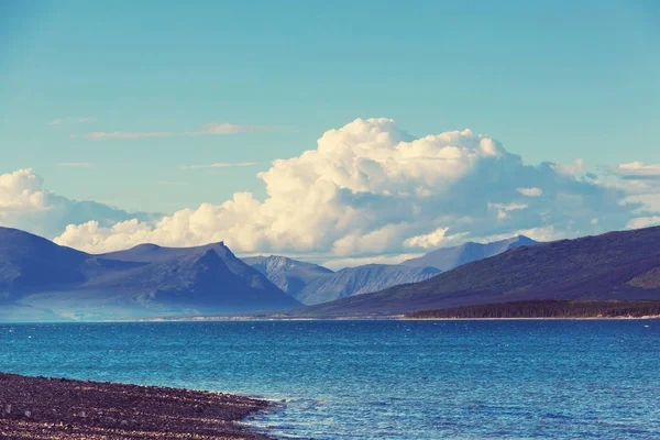 Serene scene door het bergmeer in Canada — Stockfoto